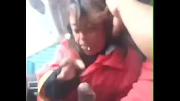 عاملة نظافة حيحانة بترضع زب شاب لحد ما جابهم في بوقها جنس مص