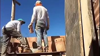 سكس لواط خول اجنبي بيمص زب صنايعي وهو شغال