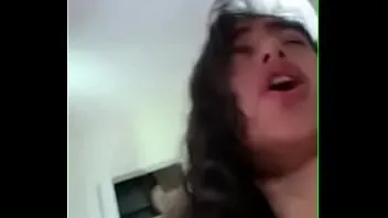 مغتربة بتدرس برا ساذجة بترضع زب وتتناك من عيل صايع سكس مص

