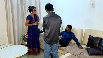 فحل ينيك ام قدام ابنها و بيخليه هو كمان ينيكها سكس هندي ديوث