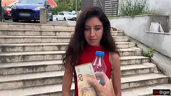 شاب يشقط شرموطة من الشارع و ينيكها في وضعية الكلب سكس روسي