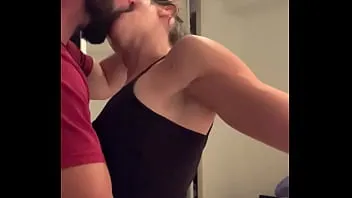 شاب مص شفايف ام صاحبه و هو بيبعبص طيزها صورها و فضحها سكس مص