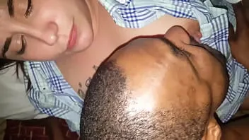 لحس بنات عنتيل افريقي يمص كس ست متجوزة حقيقي بعد ما رضع بزازها