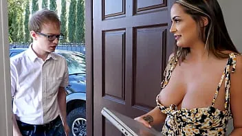 نيج محارم اخت بزازها طرية تخلي اخوها يمص صدرها بشهوة نيك ميلف