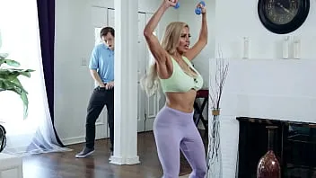 ولد يحضن طيز مرات ابوه لابسة فيزون ضيق نيك لاتيني سكس زوجة الاب