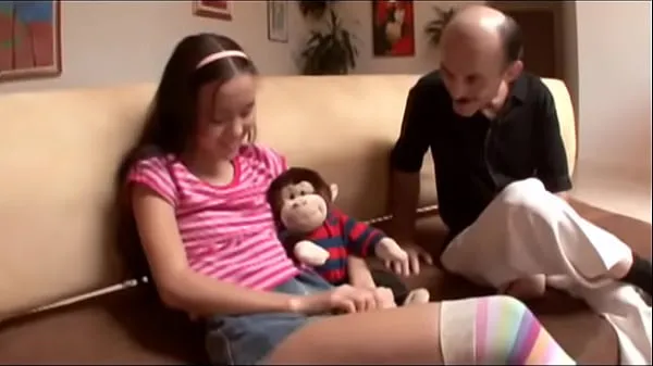 بنت مكسوفه تتناك من ابوها الوسخ فعل فاضح مع بنته سكس محارم قديم